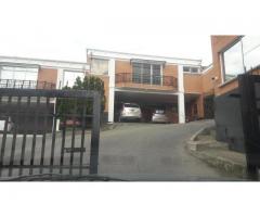 Casa Poblado Alto  Conjunto Medellin 485 m2