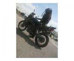 AKT 250 ADVENTURE NEGRA CON CASCO ACCESORIOS DIVINA URGEME