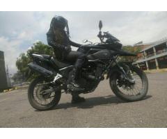 AKT 250 ADVENTURE NEGRA CON CASCO ACCESORIOS DIVINA URGEME