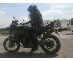 AKT 250 ADVENTURE NEGRA CON CASCO ACCESORIOS DIVINA URGEME